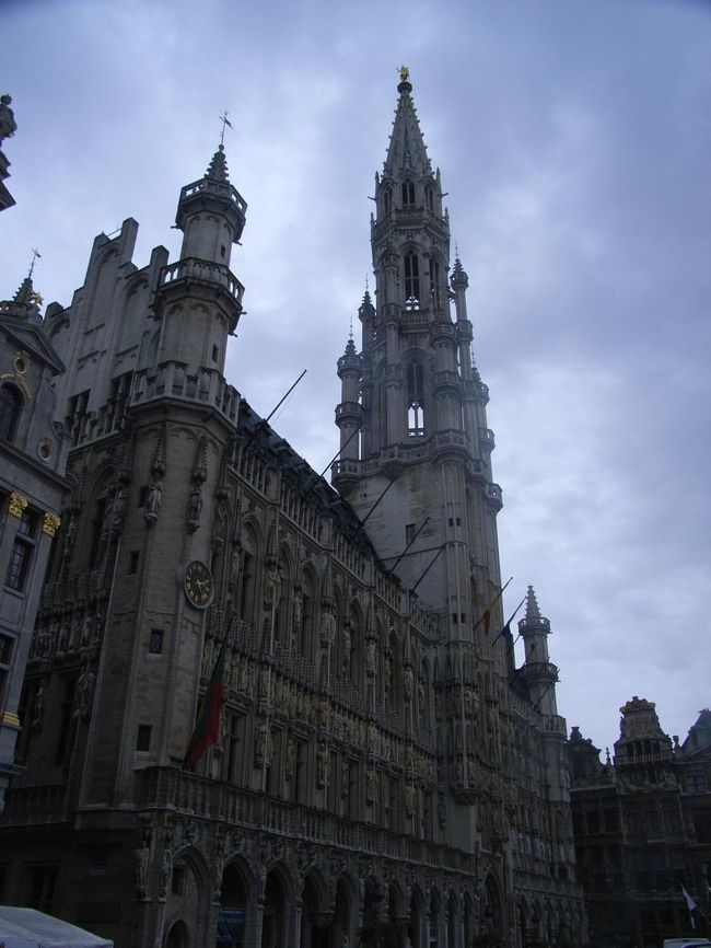 向かい（南側）「市庁舎」<br /><br />見事なゴシック様式。<br />増築や再建を経てこの姿に。<br /><br />内部見学できるようです（ガイドツアーあり）。