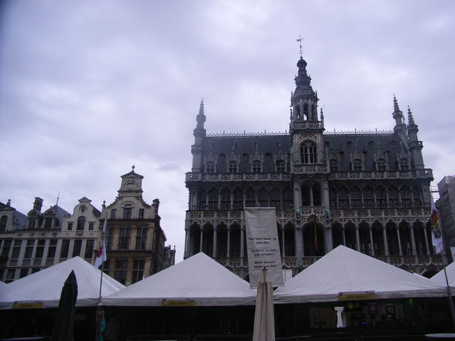 いえいえ、ここに来たんですからギルド（同業組合）を堪能しないと！<br /><br />まずは北側「王の家」（右）<br />といっても、実際に王様が住んだことは無いのだそう。現在は市立博物館として使われているみたいです。<br />