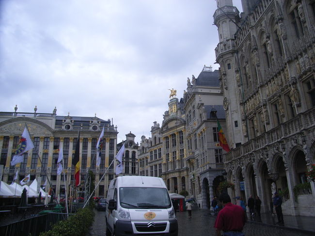 左から「ブラバン公爵の館」「南のグループ」<br /><br />手前が「市庁舎」