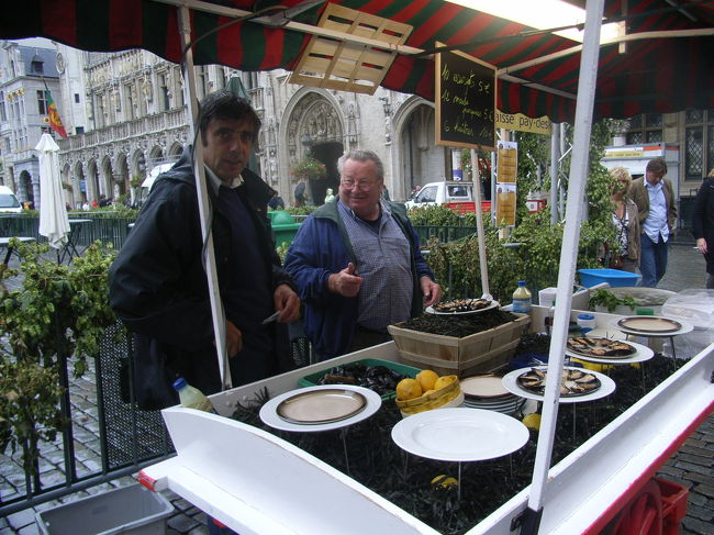 ちょっと気の早い？おじさんたち。<br /><br />既にビール片手にムール貝を焼いていました。<br /><br />ちょっと味見できるかな〜なんて甘い考えは却下されました（笑）<br /><br />「後でおいでよ！」と。