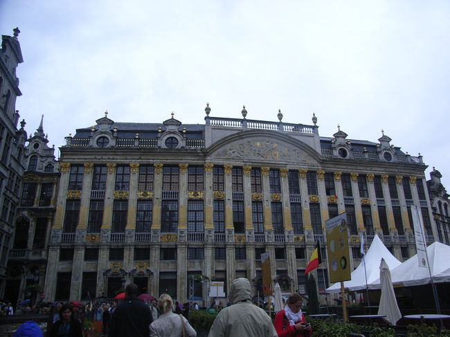 「ブラバン公爵の館」<br /><br />黄色い壁が目を引きます。<br />なんと、金箔をあしらったものだそう！<br /><br />写真では分かりませんが、正面には歴代のブラバン公爵19人の胸像が並んでます。