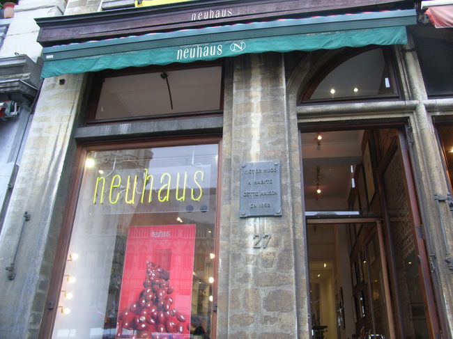 ベルギーに来て初めて見つけたチョコレート店♪<br /><br />「Neuhaus」老舗中の老舗ですね〜<br /><br />とりあえず素通り。あとでおじゃましまーす☆