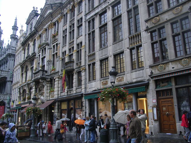 そろそろ移動しようかな〜と思っていると、音楽が遠くから･･･♪♪♪