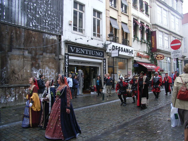 音に釣られ、グラン･プラスから出て路地裏へ出ると、何やら行列？が。<br /><br />仮装してるのかな？！