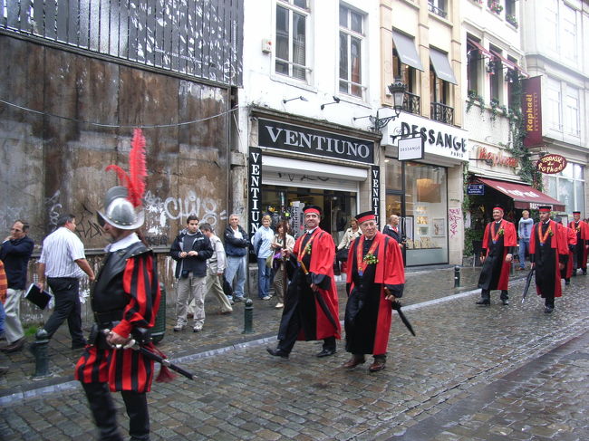 Beer関係の行進かな？<br /><br />この人たちを追いかけながら・・・