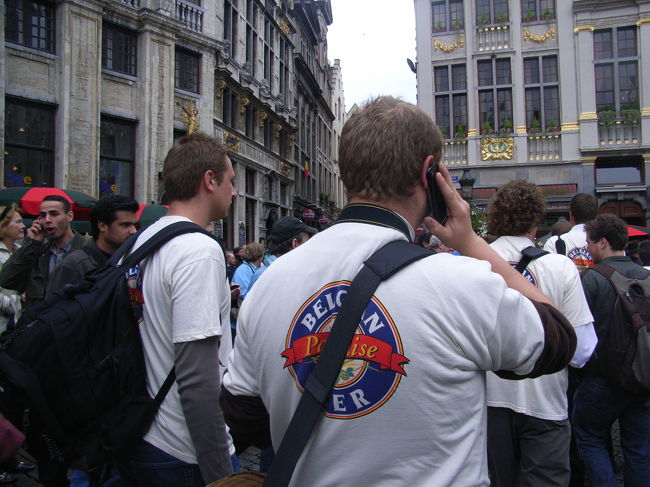 またグラン･プラスへ戻ってきました（笑）<br /><br />いつの間にか、人がたくさん!<br /><br />TシャツにはBelgium Burxelles Beerの文字が☆
