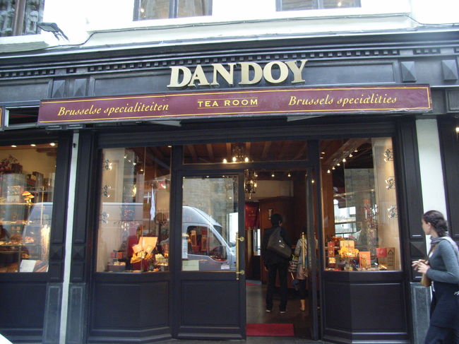 次に向かったのは、「DANDOY」<br />小腹を満たそうと。<br /><br />ここもまた老舗のベルギー菓子店。<br />グランプラスの近くには2店舗あるようですが、こちらはより近くのCharles Buls通りにあるお店。<br /><br /><br />【DANDOY】<br />Rue Charles Buls 14<br /><br />9:00〜18:30（日祝10:30〜）<br />ティールーム11:00〜18:00（1・2月〜17:30）<br /><br />休:1/1，12/25