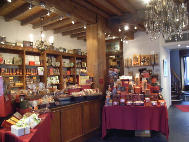 広々としてます。<br /><br />ワインレッドが基調の上品なお店。