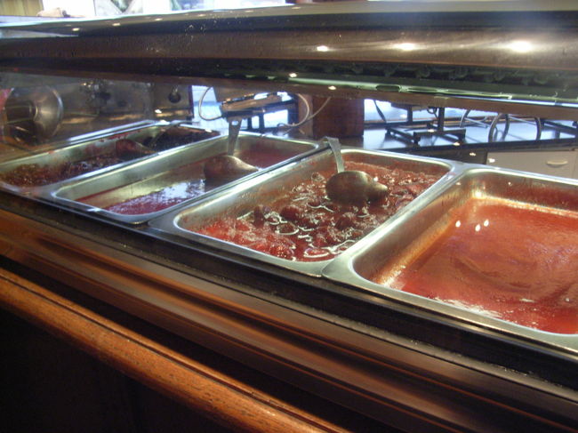 こちらの店はティーサロン。<br />2階にテーブル席があるようですが、ココでのんびりするつもりはないのでカウンタで軽くお腹を満たします。<br /><br />コンポートやプディングなどありましたが。。。