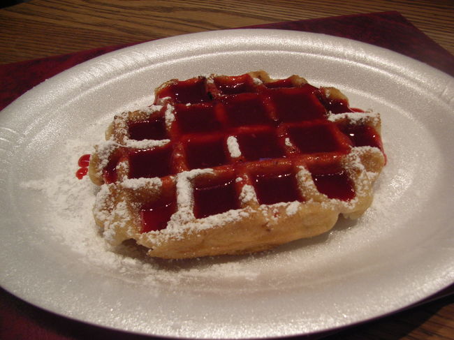 やっぱりワッフルでしょう♪<br /><br />本当は歩きながら食べようかと思っていたのですが、なかなか伝わらずｗ<br />「take away」ではダメでした（汗）<br /><br />せっかくなので、ベリーソースとシュガーもかけてもらって♪<br /><br />焼きたてが、使い捨てのお皿にのってきました（汗）<br /><br />中にザラメが入っていて、モチモチ、重みのある生地。プレーンで食べても良さそう。<br />長方形のブリュッセルワッフルと丸みのあるリエージュワッフルとがあり、これは後者の方みたい。<br /><br />結構な大きさなのでボリュームたっぷり。<br /><br />[トッピング込EUR3.5]