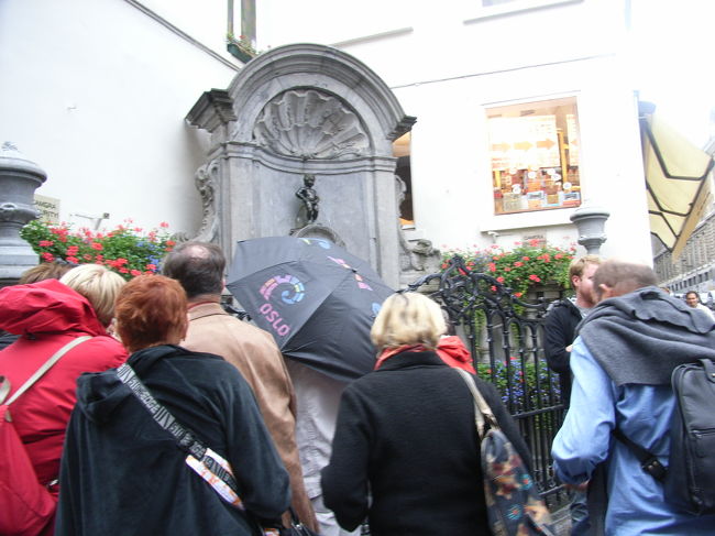 ブリュッセルに来たからには、ぜひ目にしておきたいものがありました。<br /><br />その名も「ジュリアン君」<br /><br />別名「小便小僧」<br /><br />さすが、既にこの人だかり、皆に愛されているよう（笑）<br /><br />