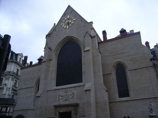 さて、そろそろ次の目的へとメトロを探します。<br /><br />途中で通り過ぎた、聖ニコラス教会。