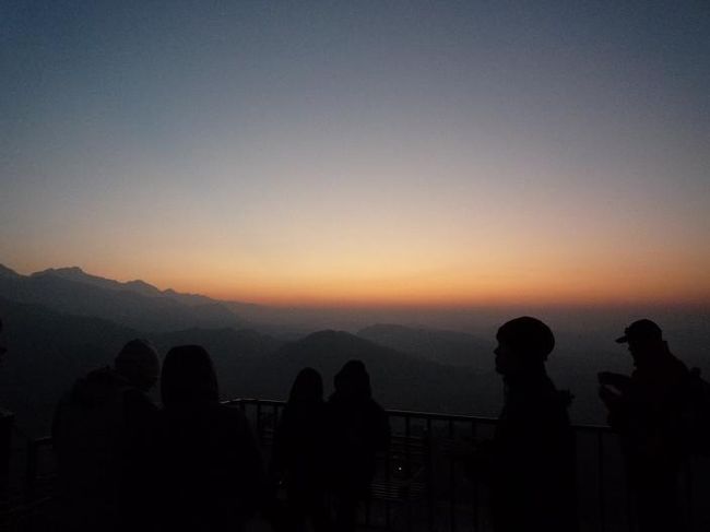 サランコットの夜明け前。<br />展望台には既に多くの人が。