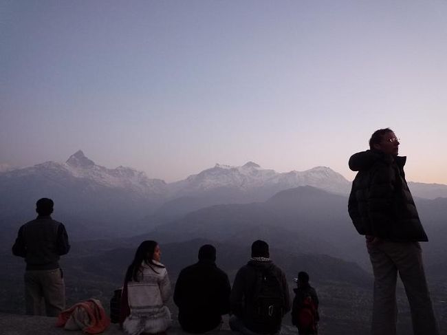 日の出を待つ人々。