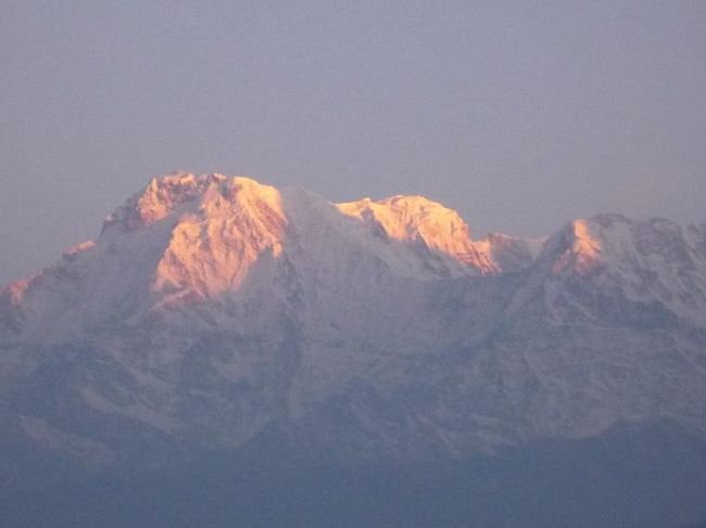 山肌を照らす朝日。
