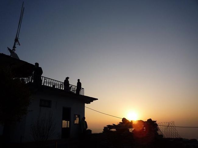 朝日を浴びる展望台。