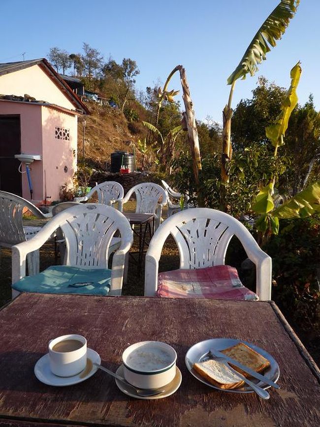 ゲストハウスに戻って朝食を。<br /><br />お粥とトースト。