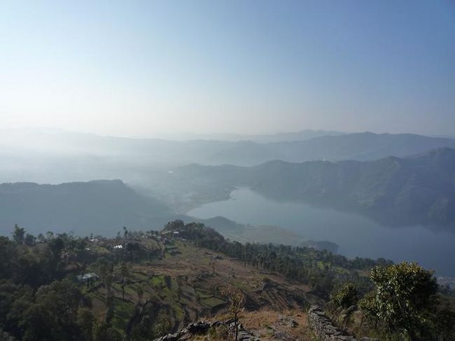 湖を目指して歩く。