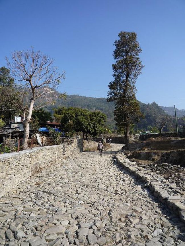 １時間ほどで平地に着く。<br /><br />湖の北側へ向かって石畳の道が続く。