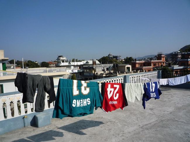 屋上に洗濯物を干す。