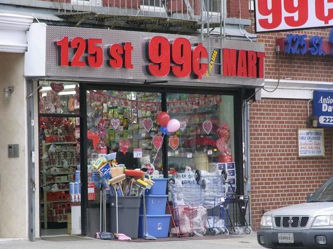 アメリカの100円ショップ？ですね。<br />1ドルＳＨＯＰではなく99セントＳＨＯＰという<br />微妙に得した気分になる数字の店名がいいですね。<br />