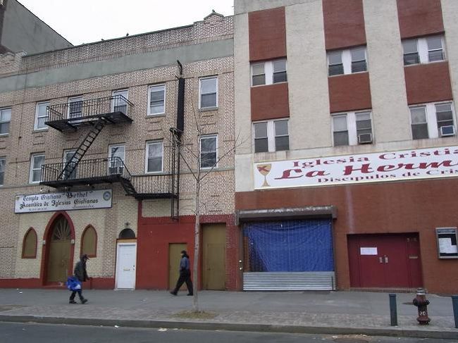 ハーレムを車で通り過ぎながらの観光。<br />アポロ劇場など見ました。今でこそ白人の姿が見られますが<br />以前は足の踏み入れる場所ではなかったそうですね。<br />私のイメージも、もっと怖いところというものでしたが<br />道路もきれいに清掃され、建物も次々きれいに改装されていっているそうです。