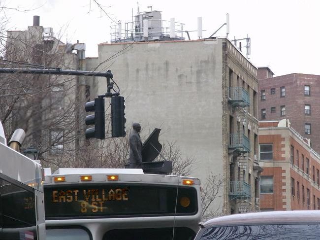 場所の名前は聞き取れませんでしたが、<br />途中の公園？交差点？にたたずんでいる<br />デューク・エリントンの銅像です。<br />「Ａ列車で行こう」が有名ですね。<br />若かりし頃（私の）ＪＡＺＺの触れ始めに良く聞いたものです。もちろんレコード♪で、です。