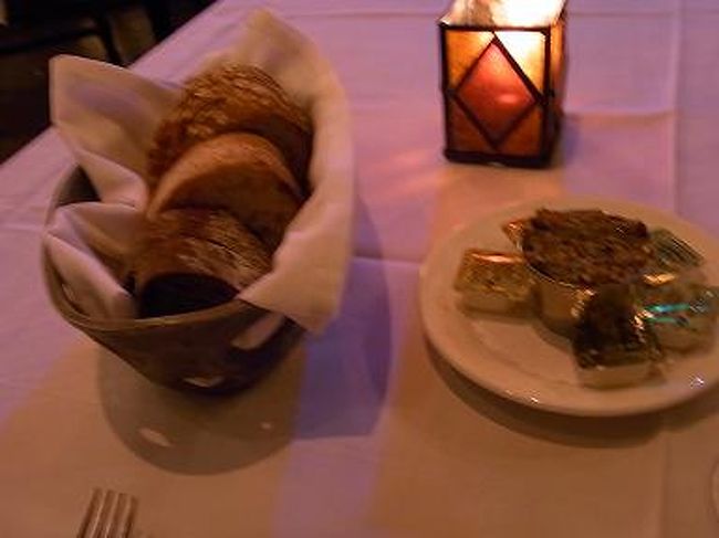 日中の一日市内観光が終わってホテルで休憩した後、夜の食事つき夜景ツアーに。まずはイタリアンレストランでディナー。メインにステーキとシーフードスパを選んで。パンに添えられたオリーブのディップが美味しかったです。