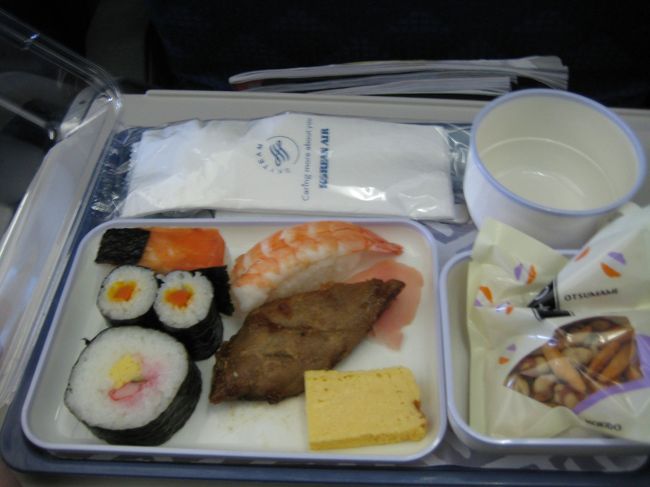 機内食1<br />ジャパニーズ寿司<br />なにかと突っ込み所が多い