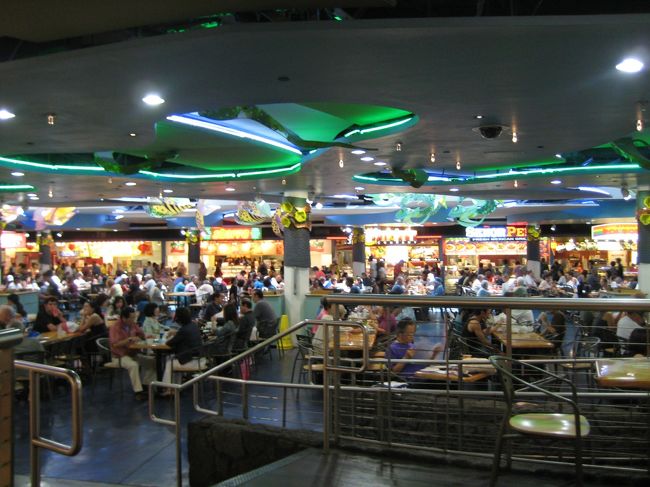 すぐにアラモアナショッピングセンターへ。<br />写真はフードコートの様子。<br />平日なのに人が沢山で座るところを見つけるのにも苦労したよ。