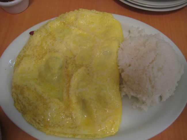 Eggs 'n Thingsのポテトとベーコンとチーズのオムレツ。<br />美味しかったんだけどボリューミーすぎて半分くらいしか食べれなかったよ。<br />丁度お店にいるときに、打ち上げ花火が!<br />毎週金曜日はヒルトンホテル付近で花火大会が行われているみたい。<br />美味しいご飯を食べながら花火って贅沢だよね。<br /><br /><br />チップを渡したらお店のお姉さんが何回も私たちの前でドル札を数えるの。<br />どうやらチップが少なかったみたい。<br />多めのチップを払って退散しました。