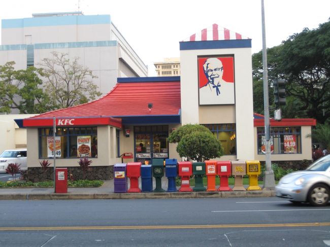 午後3時くらいに津波警報がやっと解除されたよ。<br />この日は時間もないのでアラモアナショッピングセンターやウォルマート、DFSに行ってお買い物を楽しみました。<br />写真はKFCとビートル半分！<br />日本となんら変わりないはずなのに何だかお洒落。