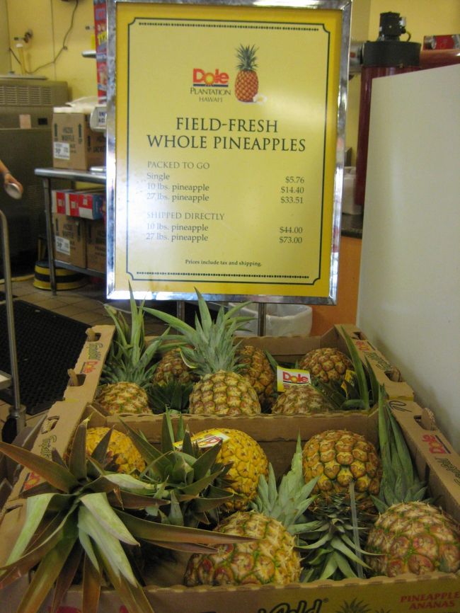 もぎたてのパイナップルたち。<br />doleのショップにはパイナップルの甘い香りが広がっていて幸せな気分になったよ。