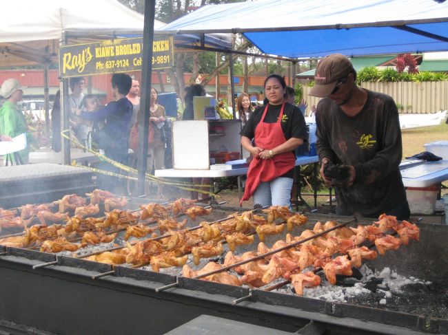 アウアヒ通りをぶらぶらしていたらすっごく香ばしいイイ匂いが。<br />行ってみると土日限定のフリフリチキンだったの。<br />写真で見るとグロいかなぁ(笑)