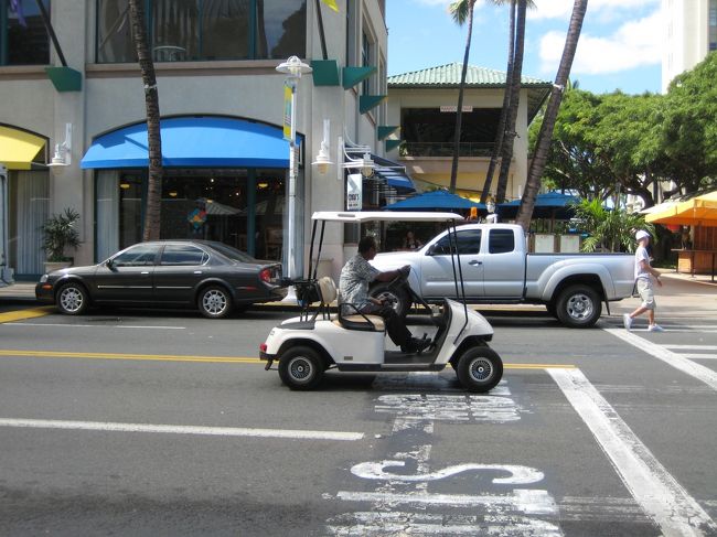 ハワイには軽自動車が走っていないの。<br />私の大好きなRV車が沢山走っていたよ。<br />移動時間もクルマ好きならクルマを見ているだけで十分楽しめます。<br />特にサーフショップ付近が凄かったな。<br />RV車好きのお友達とついつい興奮しちゃってました。<br /><br />日本車はもちろん多国籍車がわんさか!<br />私が日本で乗ってるクルマも結構走っていたよ。<br />今度行ったときはクルマの写真をもっと撮りたいな。