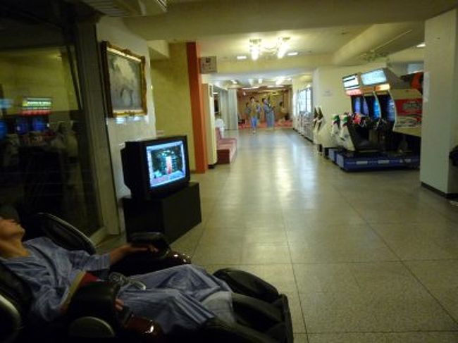 温泉に入ってから無料のマッサージチェアで。<br />しかも、新しいタイプの機械です。<br />これが無料なのはうれしい限りです。<br />有料だと絶対に使わないですからね。<br />家にあるから。<br />疲れてすぐに寝ちゃいました。<br /><br />