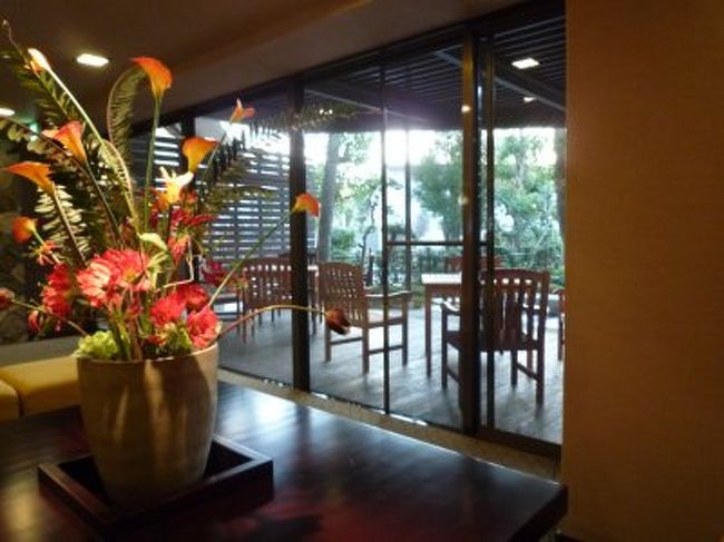 翌日、早起きしました。<br />宿泊したダブルルームは別館にあります。<br />別館にもソファやマッサージチェアがあってくつろげます。<br /><br />