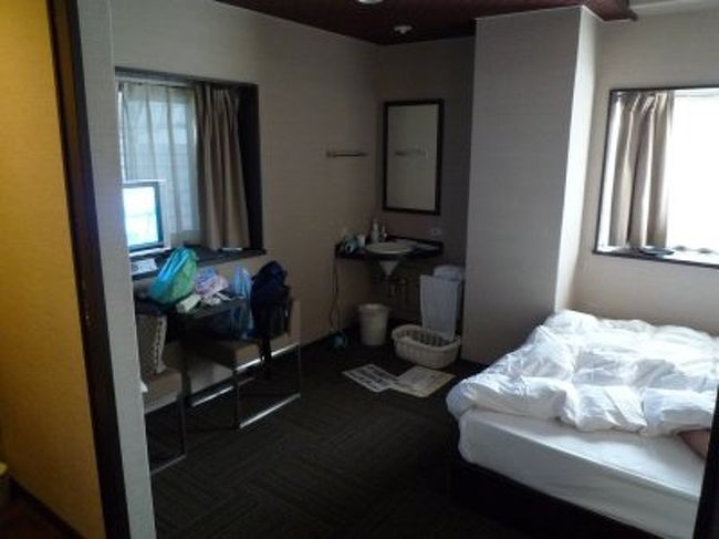 部屋はこんな感じです。<br />前回宿泊したときは何も不都合はありませんでした。<br />しかし、今回の部屋は・・・<br />やたら、かび臭い？タバコ臭い？<br />出窓がホコリまみれ<br />トイレの洗浄機能が故障中<br />・・・不満だらけです。<br /><br />