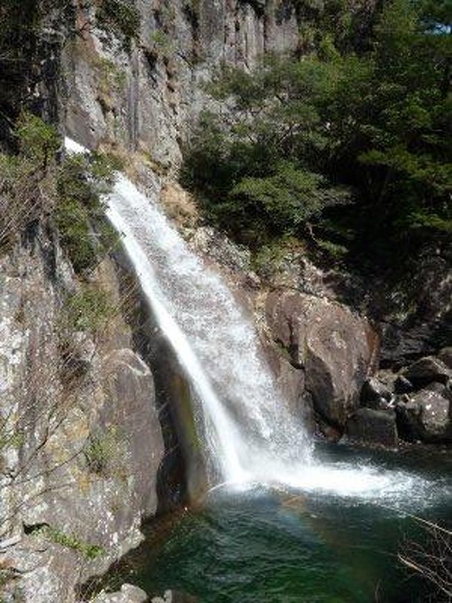 道路沿いに滝を発見。<br />「白見の滝」というそうです。<br />マイナスイオンを感じながら、しばし休憩<br /><br />