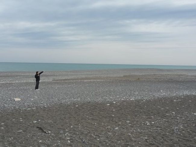 道の駅の前の渚に下りて歩いてみました。<br />22キロに渡る七里御浜です。<br />丸い石ころが落ちています。<br /><br />