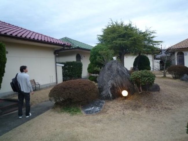 今夜の宿泊は「旅の宿はるさめ」です。<br />各部屋一戸建てになっており、周囲を気にせずくつろげるコテージです。<br />中庭での写真です。<br /><br />