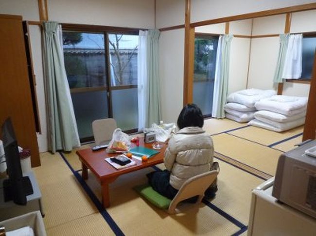 コテージの中はこんなんです。<br />なんか親戚のお家へ泊まりに来たような感覚です。<br />食事は付いていないので、近所へ食べに行きます。<br /><br />