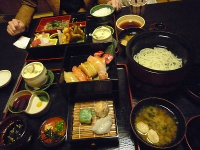 徒歩10分程度、味工房泰門というお店に入りました。<br />妻が予約を忘れたので、楽しみにしていた「古道点心竹物語」は食べれませんでした。<br />当日のオーダーで食べた弁当です。<br />店員さん、あまり愛想無くて料理の説明も何もありません<br />おいしいんだけどなあ<br />何なんかなあ。<br />たぶんこの寿司は熊野牛に違いない（願望）<br /><br />