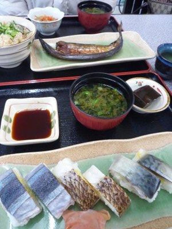 道の駅紀伊長島マンボウでお昼ご飯<br />マンボウ料理が食べられると思ってましたが、売り切れでした。<br />時期じゃなかったみたいです。<br />それで食べたのは、熊野古道定食と牡蠣ご飯と干物です。<br />定食に付いていたのは、このあたりの名物さんま寿司と鯛、鯖寿司です。<br /><br />