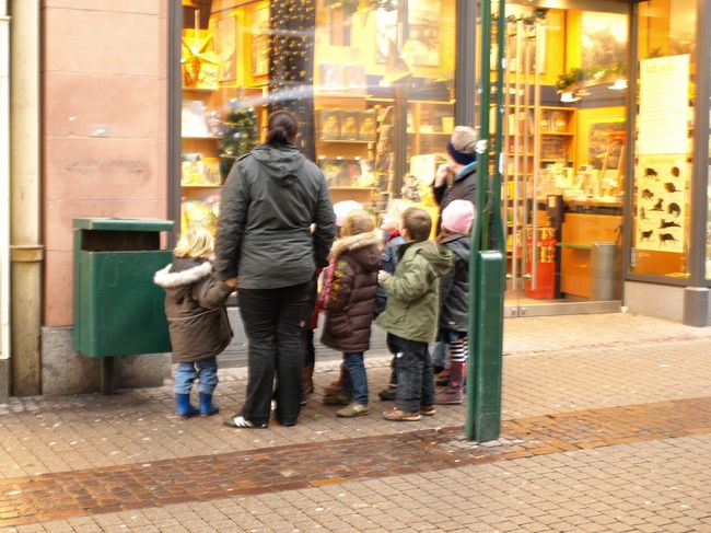 ショーウィンドウを眺める子供達。かわいすぎる