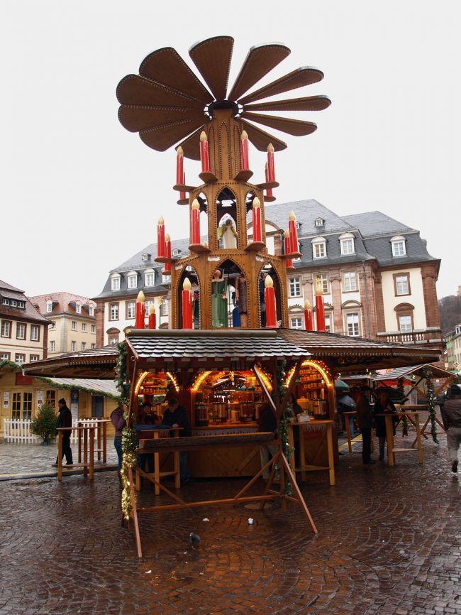 ドイツのクリスマスマーケットには必ずといっていい<br />ほどこの巨大なオモチャ？がのったお店があった。<br />