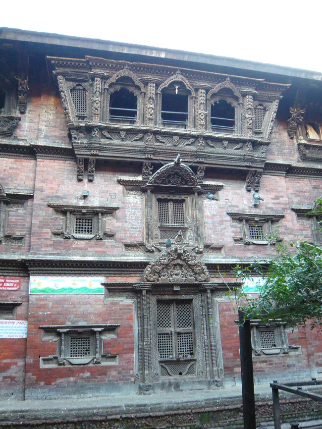 カトマンズの市内に戻ってきました。<br />ここはクマリの館。<br />クマリとは生き女神といわれている女の子のことらしいです。<br />