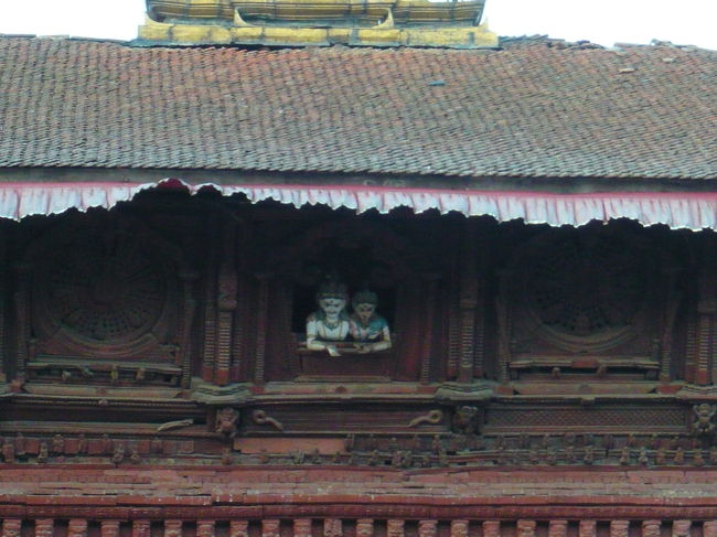 ダルバール広場には古い寺院が多い。<br /><br />あ、シバ神とその奥さん。