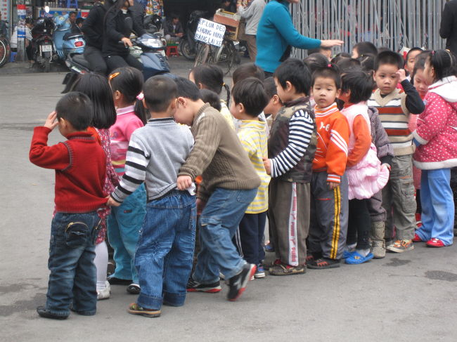 ハノイの子どもたちは<br />手ではなく服をつかんで繋がるようです。