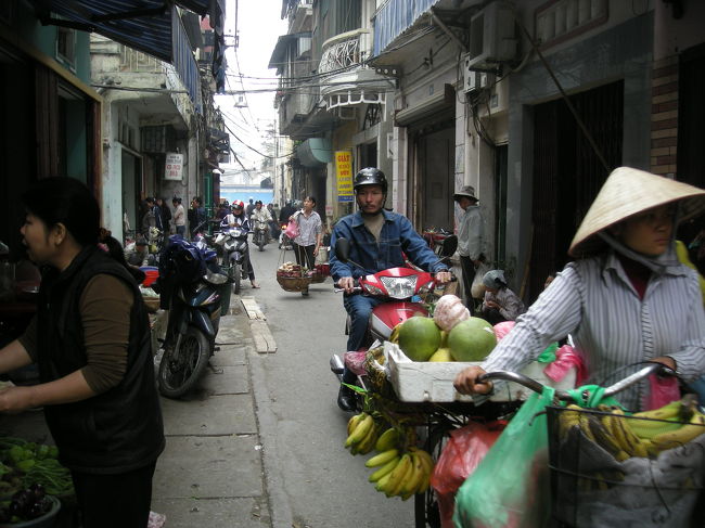 目的地へ地図を見ながら歩いていたら<br />こんな小さい道に入り込んでしまいました。